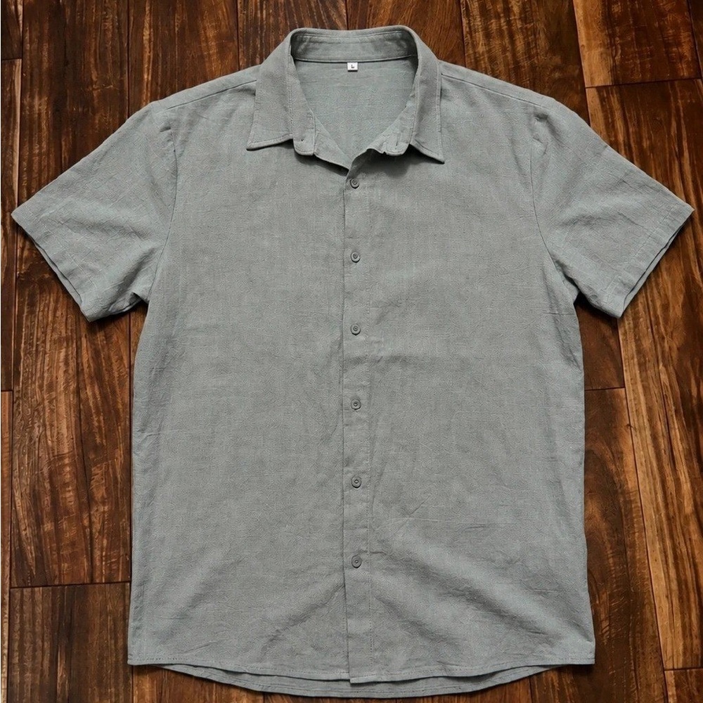 Uniqlo Men's Short-Sleeve Button-Down Shirt in Sage Green